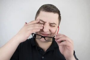 Lăcrimarea excesivă sau epifora oculară: ce este și de ce apare?