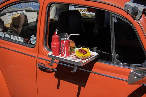 Mâncare fast food în mașină