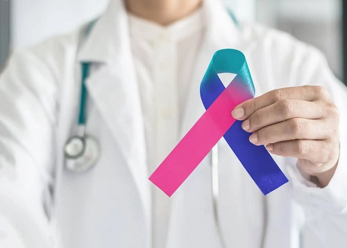 Medic ce tratează cancerul
