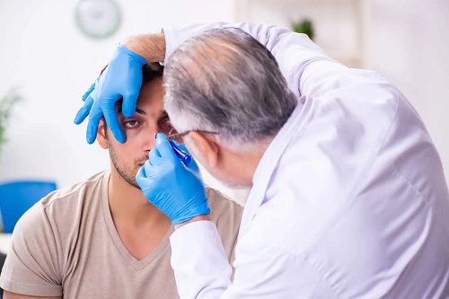 Medic ce examinează lăcrimarea excesivă