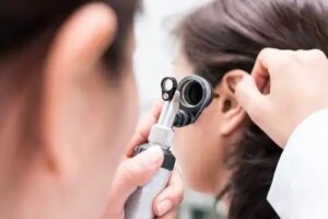 Până în 2050, numărul persoanelor cu probleme de auz ar putea ajunge la 900 de milioane
