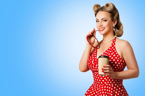 Tânără care poartă machiajul în sti retro