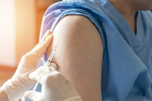 Vaccin în umăr