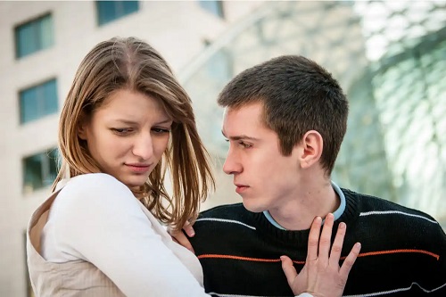 Adolescent violent cu iubita sa
