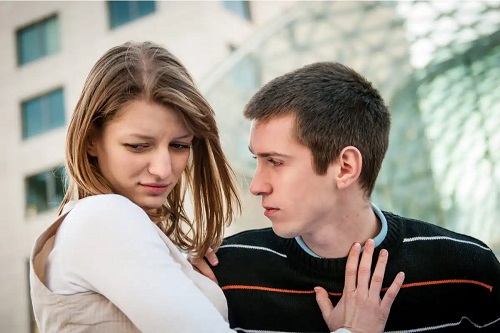 Adolescent violent cu iubita sa