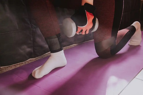 Antrenamentul pentru fese al Elsei Ptaky include gantere