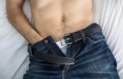 Bărbat care se masturbează