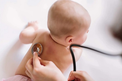Bebeluș consultat de medic