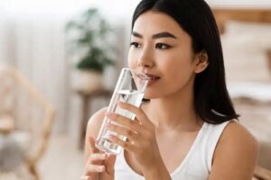 Ce este și care sunt beneficiile apei alcaline?