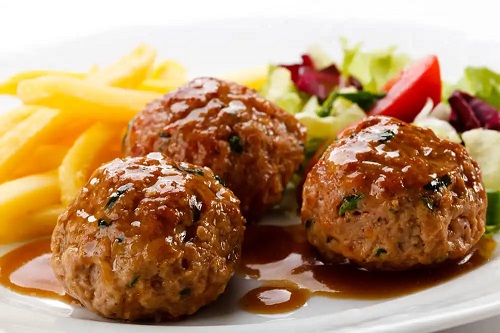 Chifteluțe de curcan în sos roșu