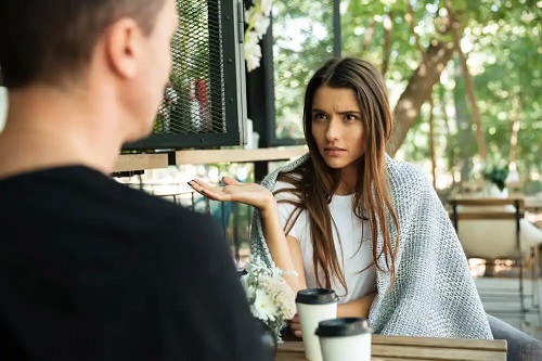 Cuplu discutând la cafea