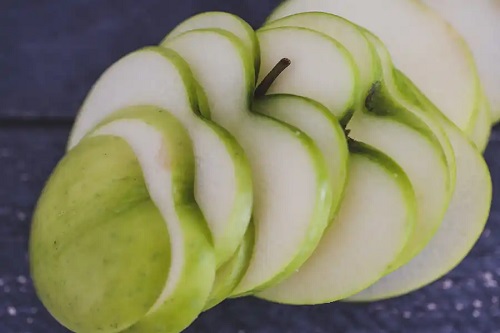 Felii de măr verde pe stomacul gol