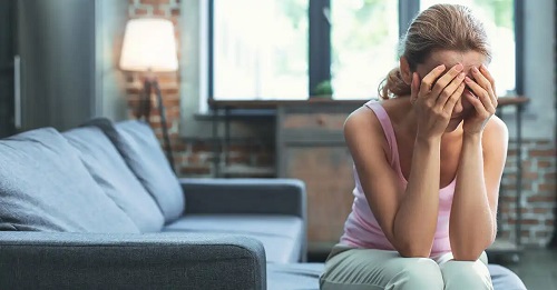 Femeie care nu cunoaște beneficiile gândirii pozitive