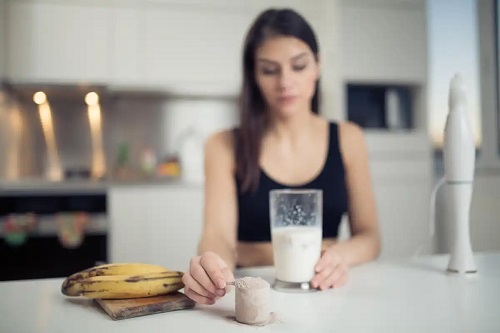 Femeie care simte cu colagenul ajută la creșterea masei musculare