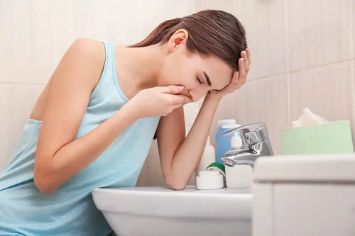 Femeie care se confruntă cu hipotensiunea intracraniană