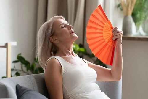 Femeie ce experimentează menopauza chirurgicală