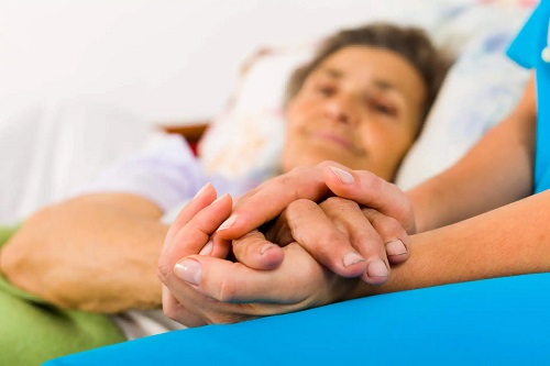 Femeie pe un pat de spital