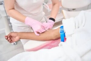 Flebotomia terapeutică: ce este și când este indicat acest tratament?