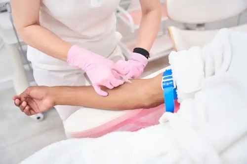 Flebotomia terapeutică: ce este și când este indicat acest tratament?