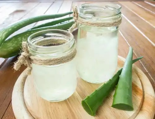 Gelul fixativ cu ingrediente naturale depozitat în borcan