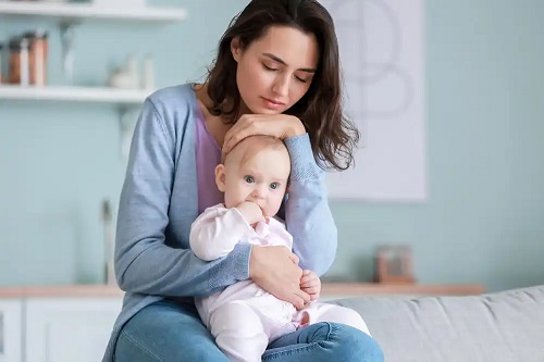 Mamă care cunoaște teoria atașamentului