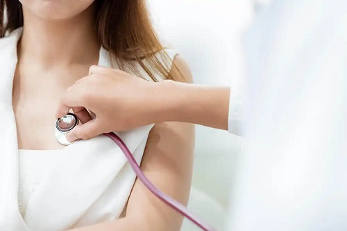 Medic care consultă un pacient