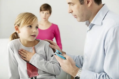 Medic ce consultă un copil