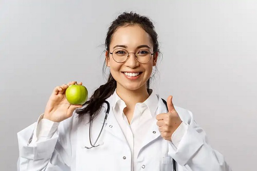 Medic care recomandă măr verde pe stomacul gol