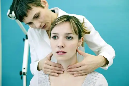 Medic ce analizează simptome ale problemelor tiroidiene