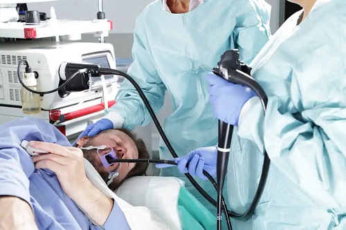 Medici care elimină un os de pește rămas în gât