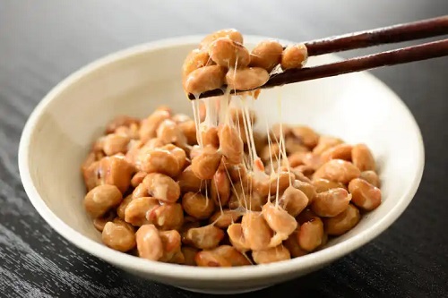 Natto, mâncarea vâscoasă japoneză care oferă probiotice