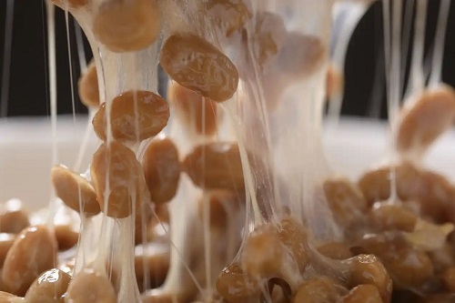 Natto este o mâncare vâscoasă cu probiotice