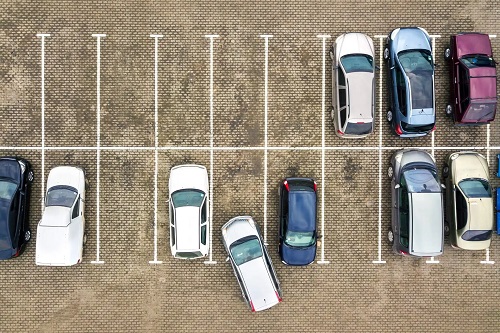 Parcare plină de mașini
