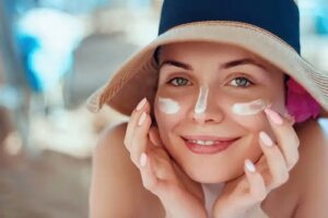 Remedii naturale pentru fața arsă de soare