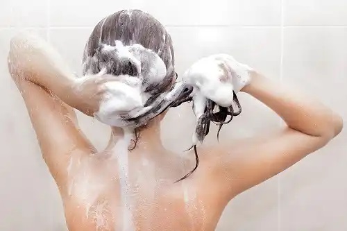 Cum scapi de păduchi la duș