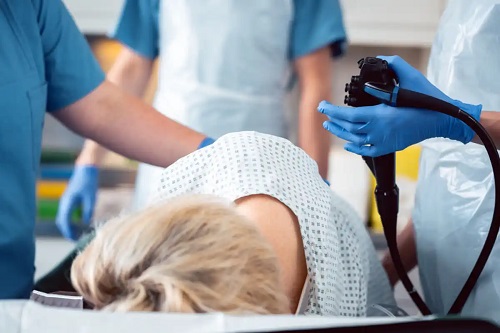 Medici care descoperă simptomele timpurii ale cancerului de colon