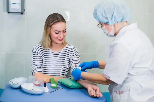 Specialist care recoltează sânge