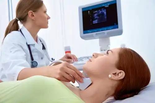 Specialist care descoperă simptome ale problemelor tiroidiene