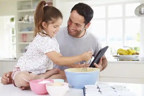 Tată care face deserturi fără lactoză pentru copii