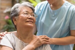 De ce a ști să asculți face parte din îngrijirea bătrânilor?