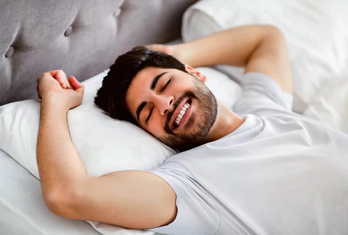 Bărbat fericit în pat