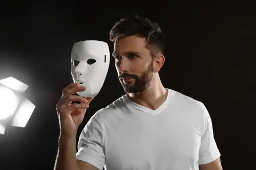 Bărbat care folosește o mască