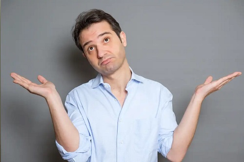 Bărbat care este neatent sau uituc