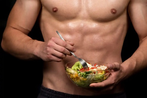 Bărbat preocupat de sinteza proteinelor