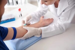 Beneficiile flebotomiei: ce este și când este recomandată?