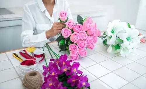 Decorarea cu plante artificiale: avantaje și dezavantaje