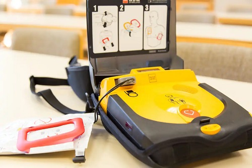 Defibrilator automat