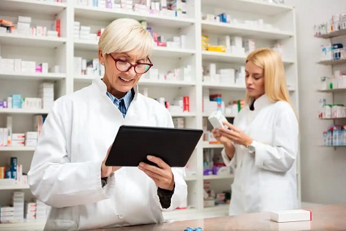 Farmaciste care fac inventarul