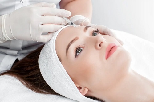 Femeie care folosește baby botox pentru că are beneficii împotriva ridurilor