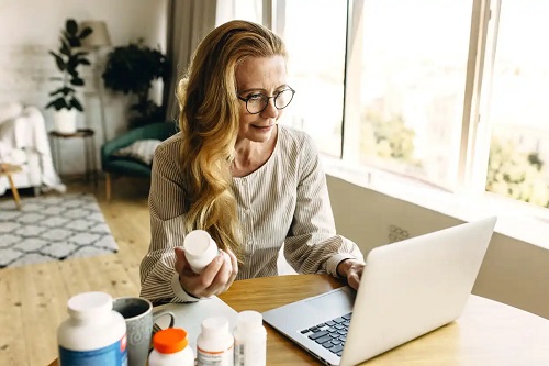 Femeie care cunoaște beneficiile farmaciilor online